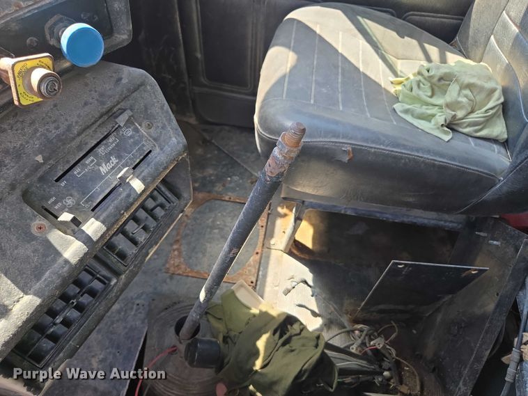 image for item YA1071 2001 Mack RD688 dump truck