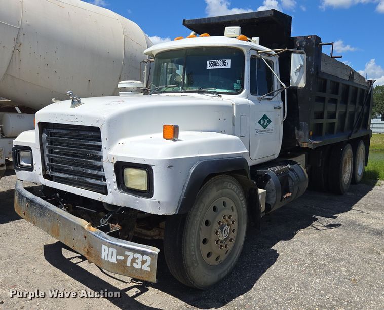 image for item YA1079 2001 Mack RD688S dump truck