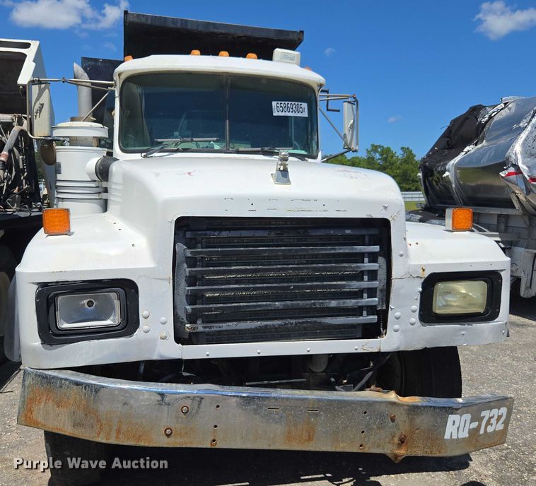 image for item YA1079 2001 Mack RD688S dump truck