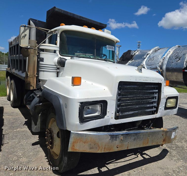 image for item YA1079 2001 Mack RD688S dump truck