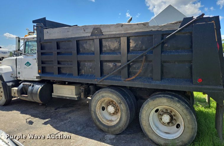 image for item YA1079 2001 Mack RD688S dump truck
