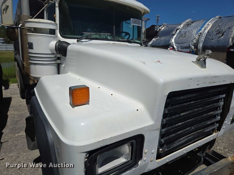 image for item YA1079 2001 Mack RD688S dump truck