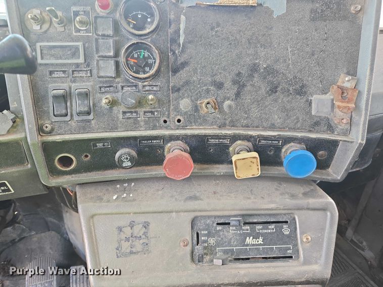 image for item YA1079 2001 Mack RD688S dump truck