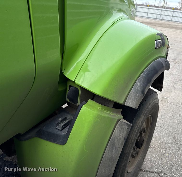 image for item YA1644 2018 Kenworth  T880 dump truck