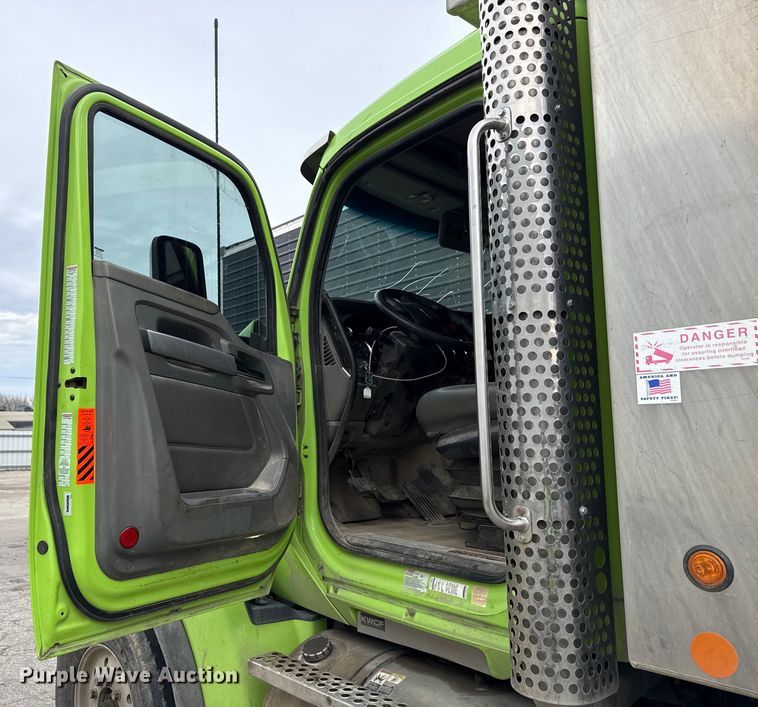 image for item YA1644 2018 Kenworth  T880 dump truck