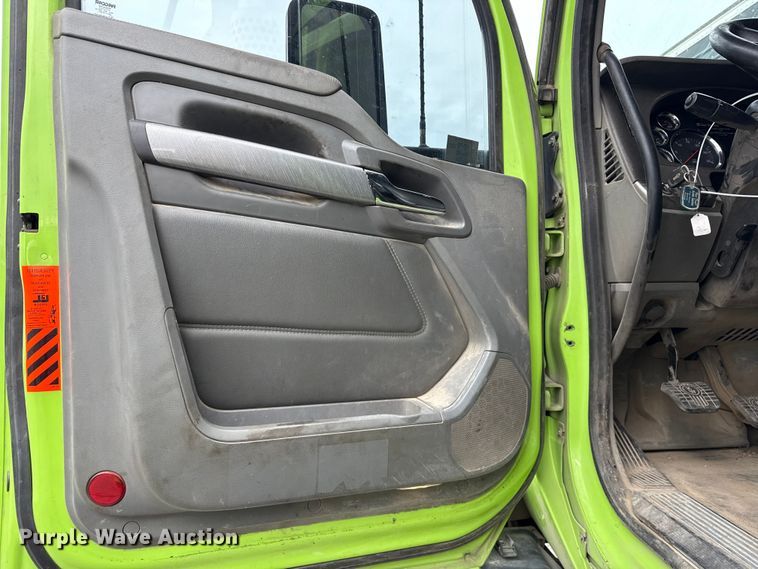 image for item YA1644 2018 Kenworth  T880 dump truck