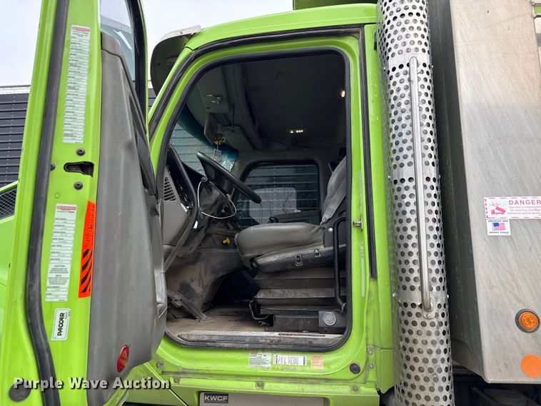 image for item YA1644 2018 Kenworth  T880 dump truck