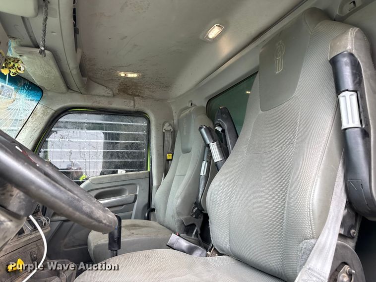 image for item YA1644 2018 Kenworth  T880 dump truck