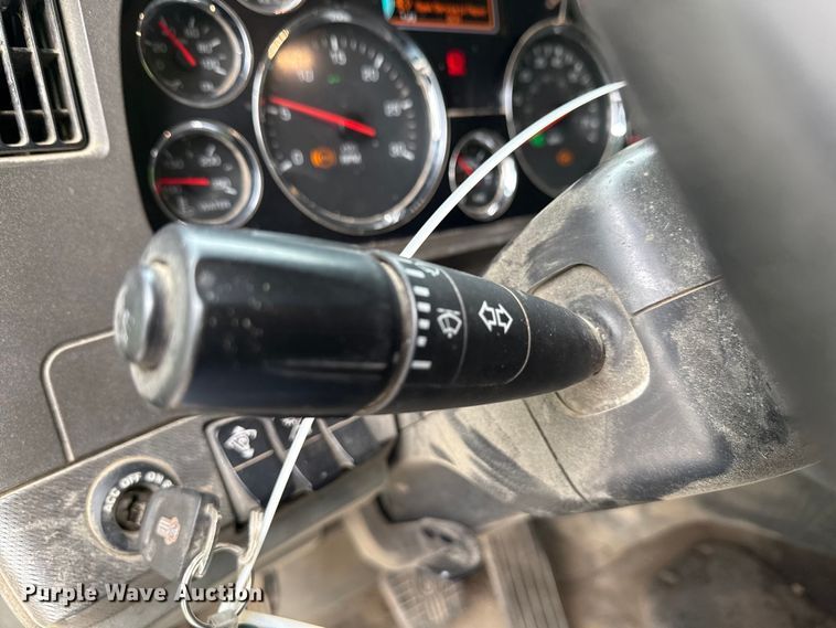 image for item YA1644 2018 Kenworth  T880 dump truck