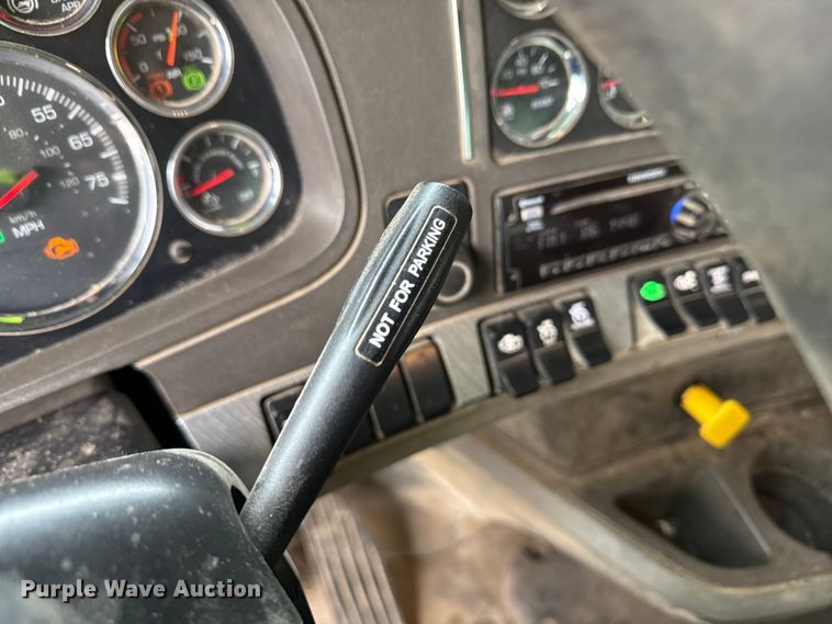 image for item YA1644 2018 Kenworth  T880 dump truck