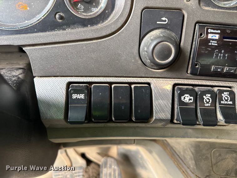 image for item YA1644 2018 Kenworth  T880 dump truck