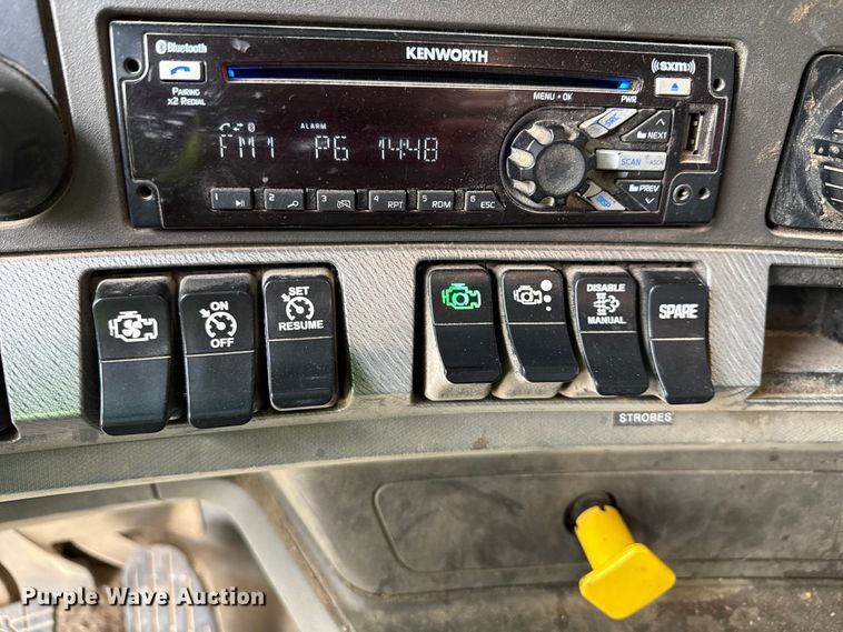 image for item YA1644 2018 Kenworth  T880 dump truck