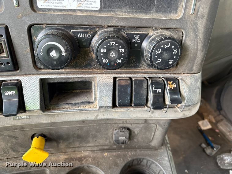 image for item YA1644 2018 Kenworth  T880 dump truck