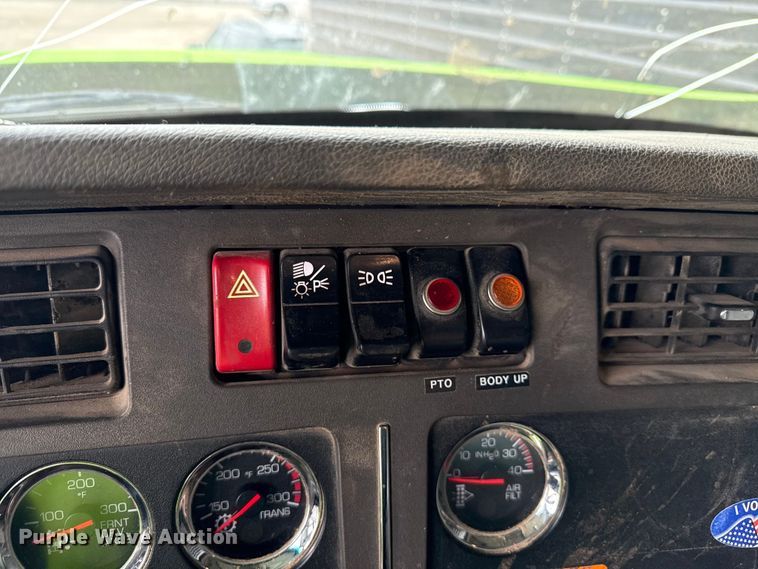 image for item YA1644 2018 Kenworth  T880 dump truck