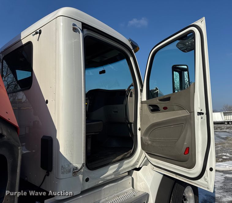 image for item YA1715 2018 Peterbilt 567 crane truck