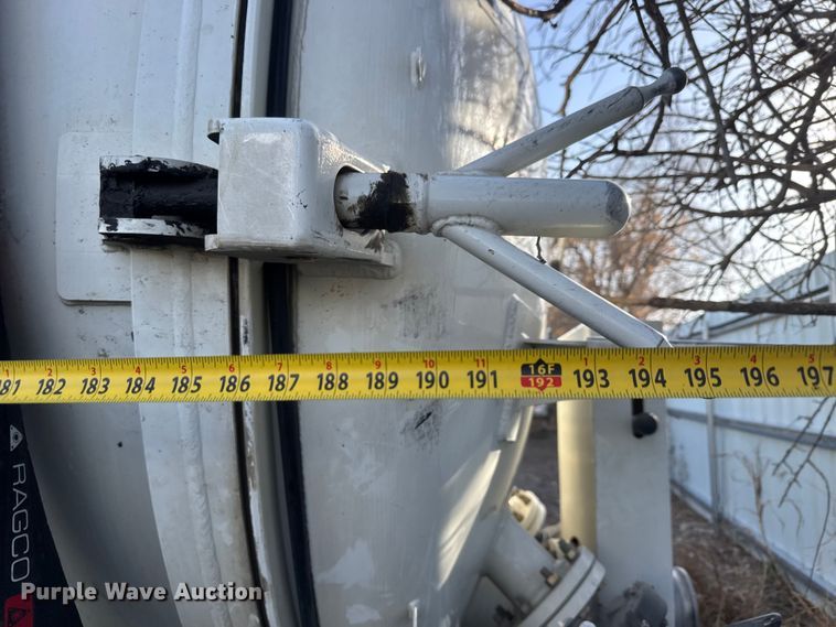 image for item YA1805 2024 Kenworth T800 vacuum truck