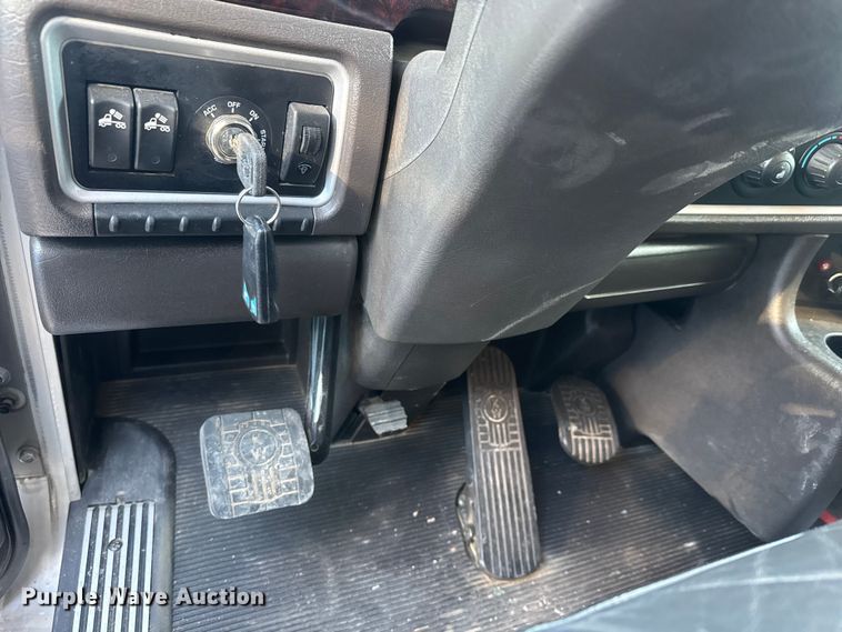 image for item YA1805 2024 Kenworth T800 vacuum truck