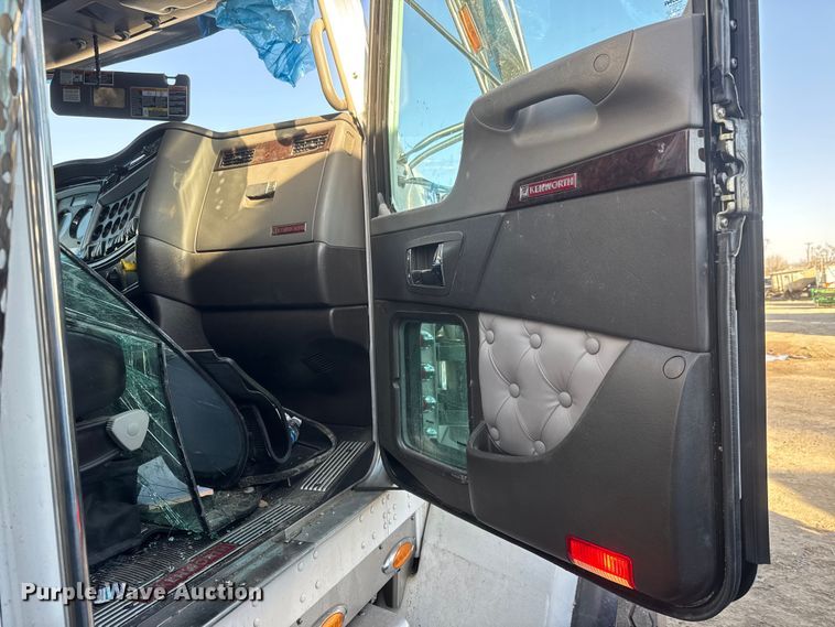 image for item YA1805 2024 Kenworth T800 vacuum truck