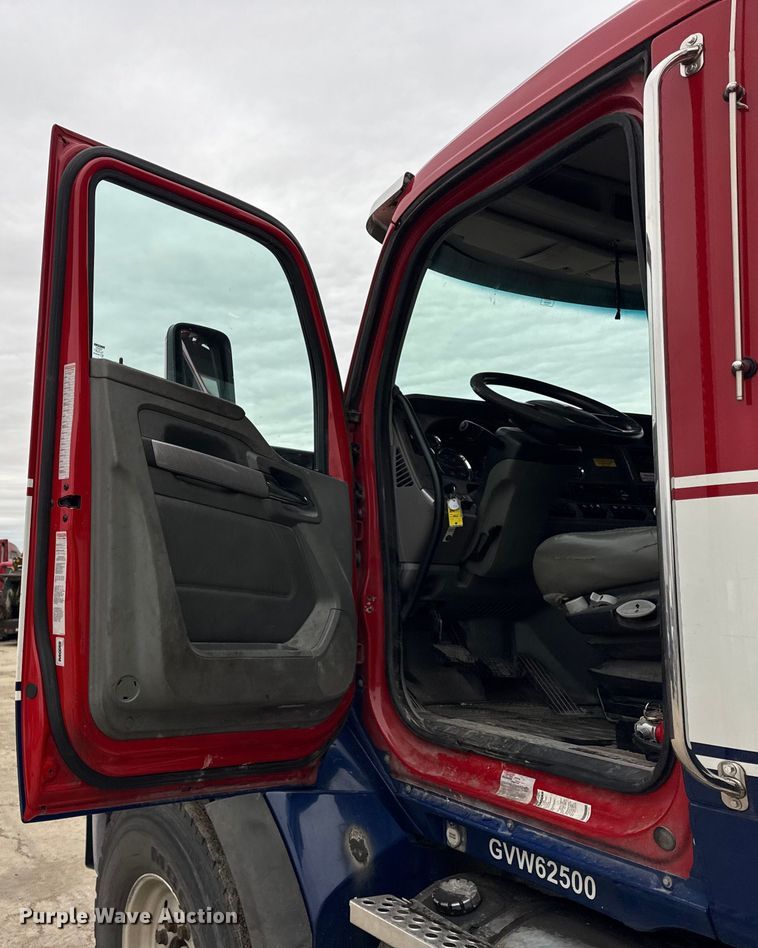 image for item YA1853 2017 Kenworth T880 crane truck