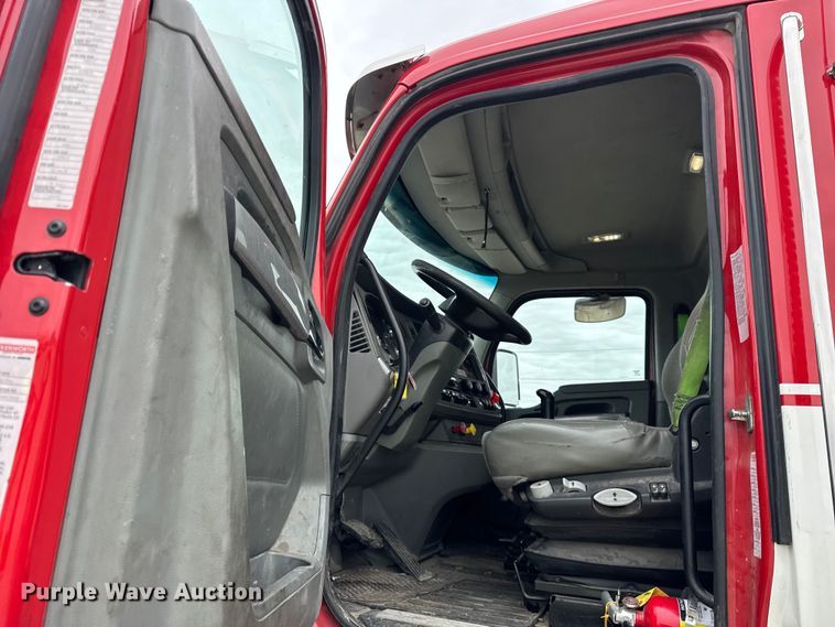 image for item YA1853 2017 Kenworth T880 crane truck