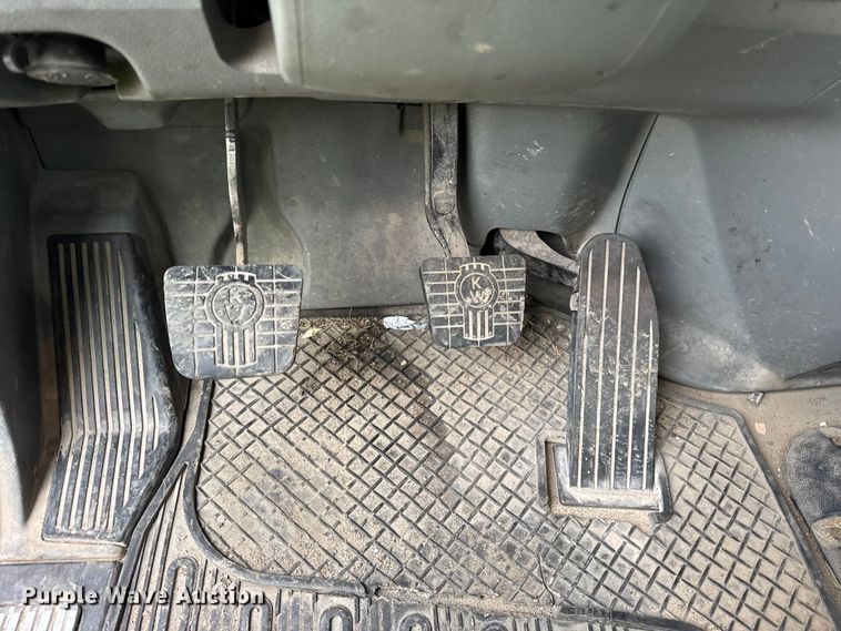 image for item YA1853 2017 Kenworth T880 crane truck