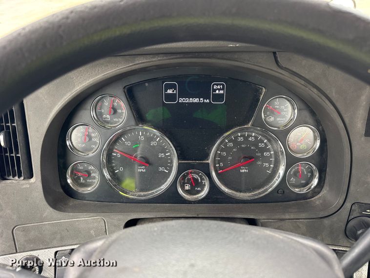 image for item YA1853 2017 Kenworth T880 crane truck