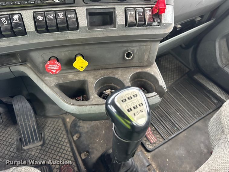 image for item YA1853 2017 Kenworth T880 crane truck