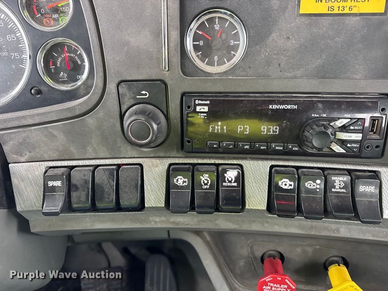 image for item YA1853 2017 Kenworth T880 crane truck