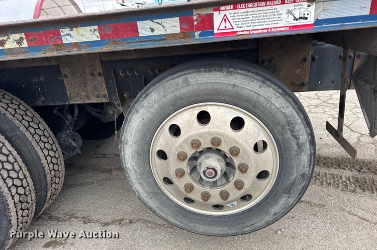 image for item YA1853 2017 Kenworth T880 crane truck