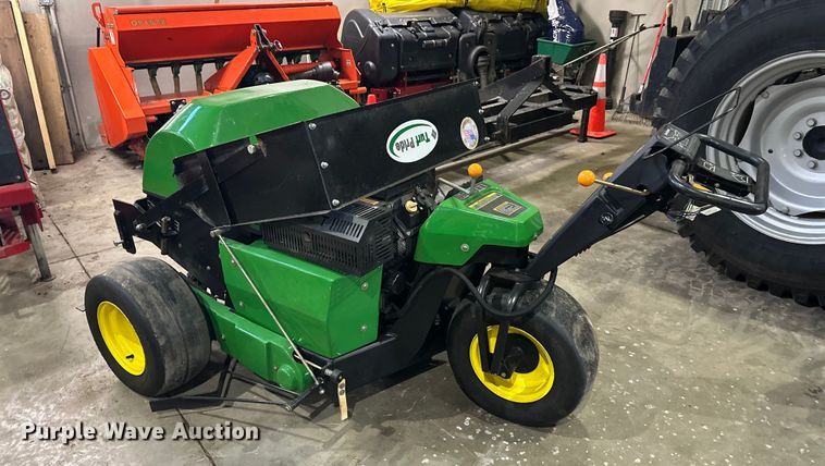 image for item DW4412 John Deere 800 Aercore aerator 