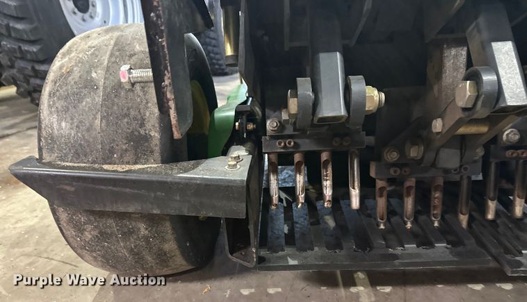image for item DW4412 John Deere 800 Aercore aerator 