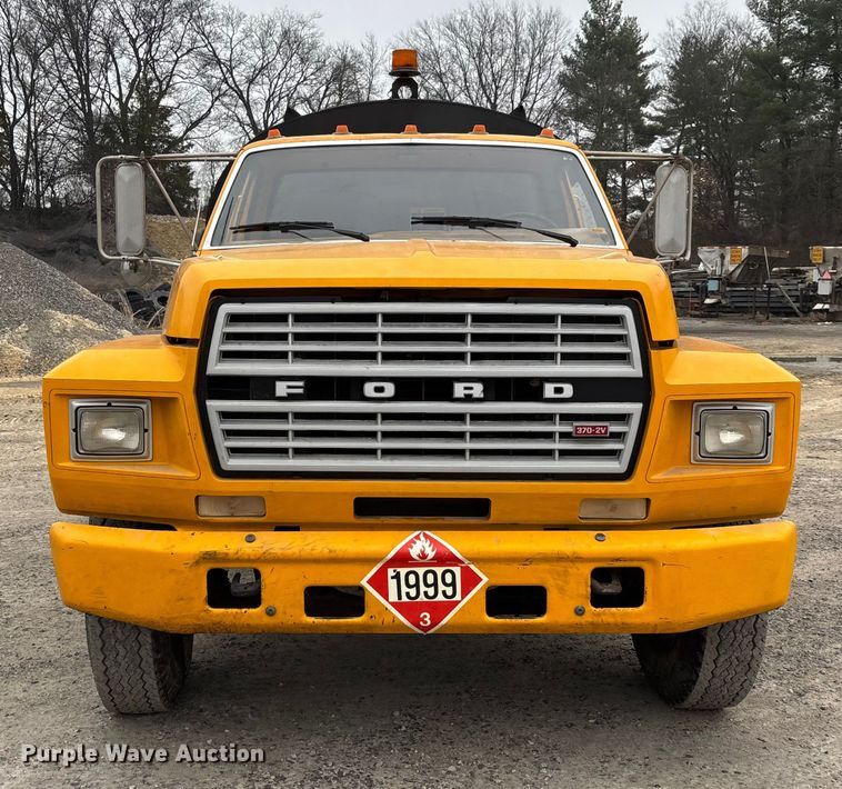 image for item DW7382 1983 Ford F700 oil distributor truck