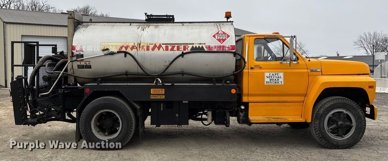 image for item DW7382 1983 Ford F700 oil distributor truck