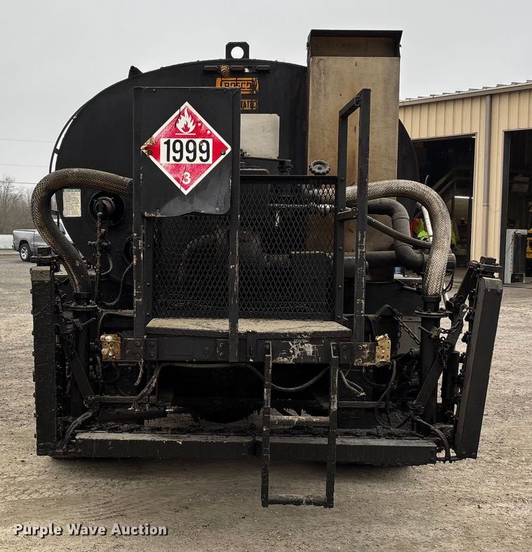 image for item DW7382 1983 Ford F700 oil distributor truck