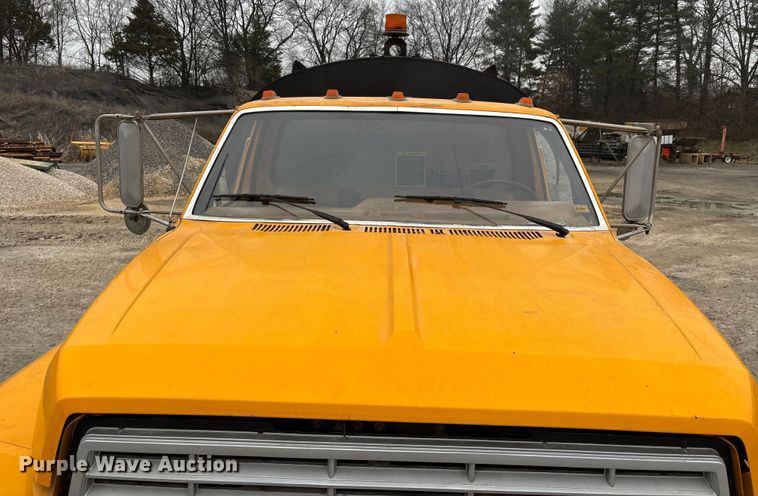 image for item DW7382 1983 Ford F700 oil distributor truck