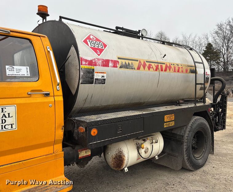 image for item DW7382 1983 Ford F700 oil distributor truck