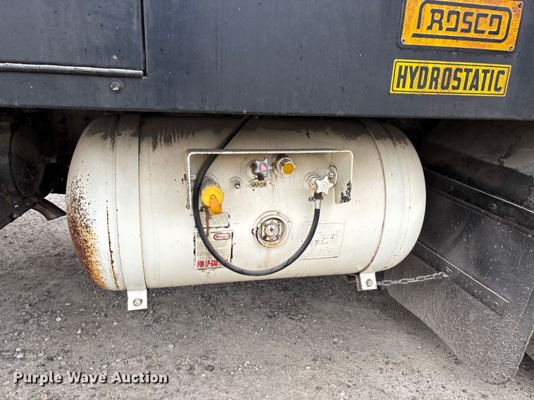 image for item DW7382 1983 Ford F700 oil distributor truck