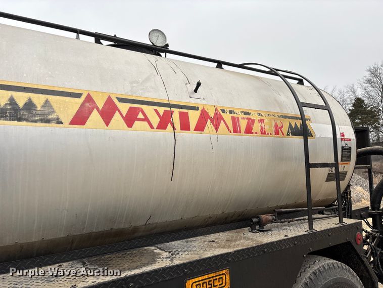 image for item DW7382 1983 Ford F700 oil distributor truck