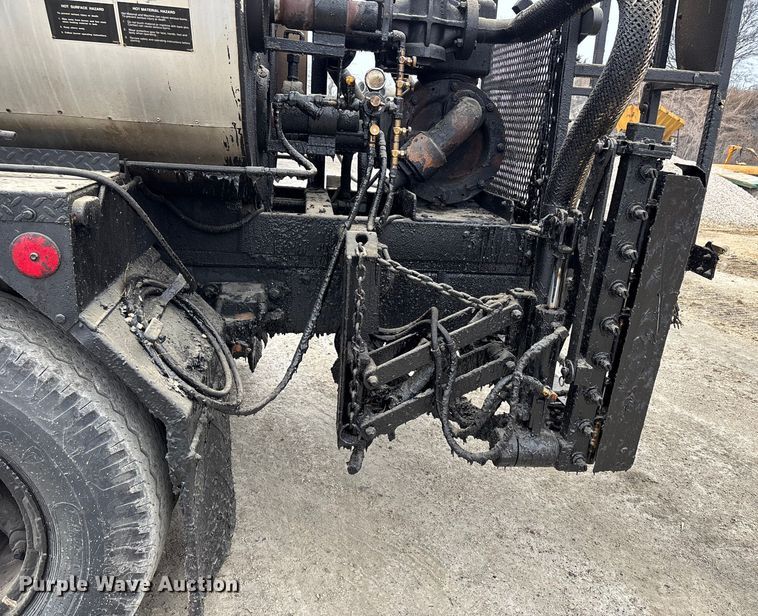 image for item DW7382 1983 Ford F700 oil distributor truck