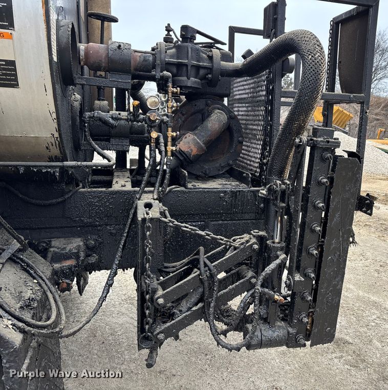 image for item DW7382 1983 Ford F700 oil distributor truck