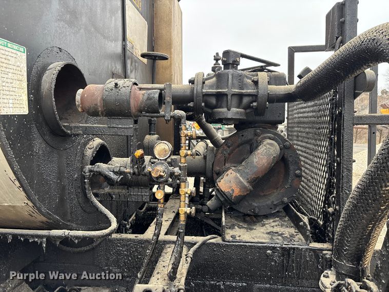 image for item DW7382 1983 Ford F700 oil distributor truck