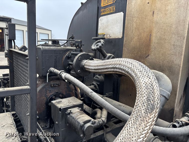 image for item DW7382 1983 Ford F700 oil distributor truck