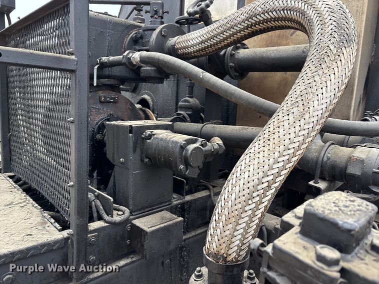 image for item DW7382 1983 Ford F700 oil distributor truck