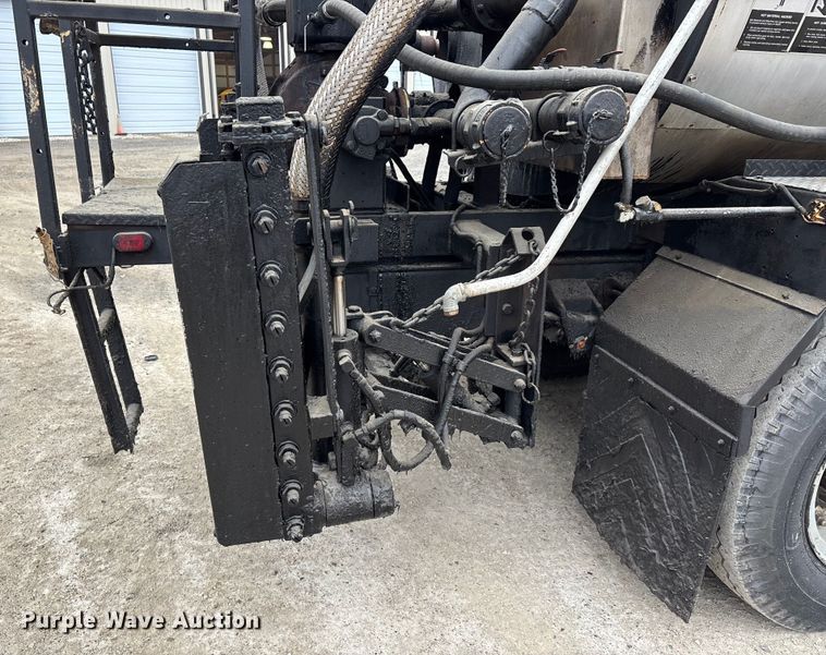 image for item DW7382 1983 Ford F700 oil distributor truck