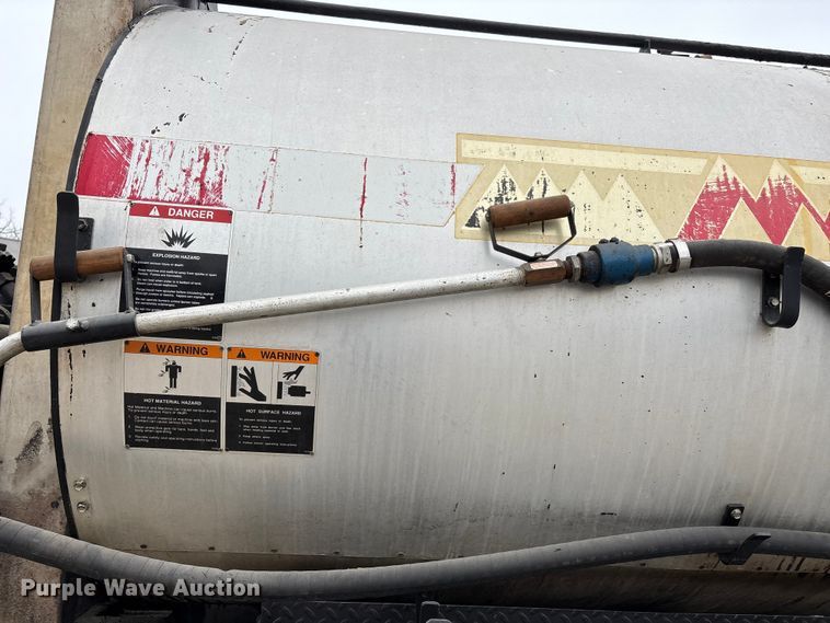 image for item DW7382 1983 Ford F700 oil distributor truck