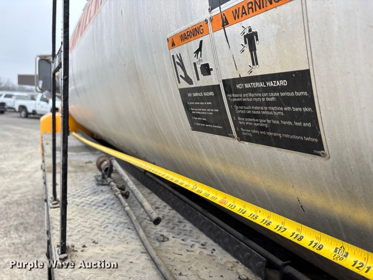 image for item DW7382 1983 Ford F700 oil distributor truck