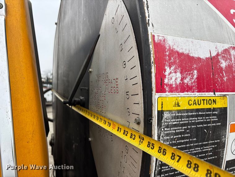 image for item DW7382 1983 Ford F700 oil distributor truck