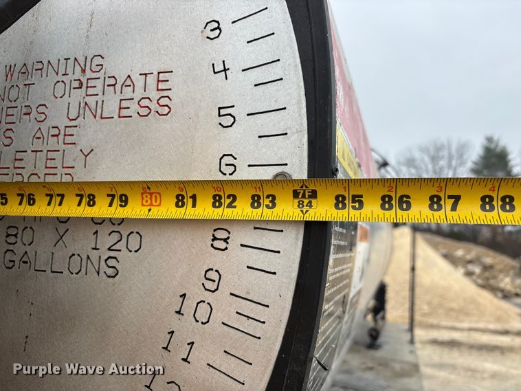 image for item DW7382 1983 Ford F700 oil distributor truck