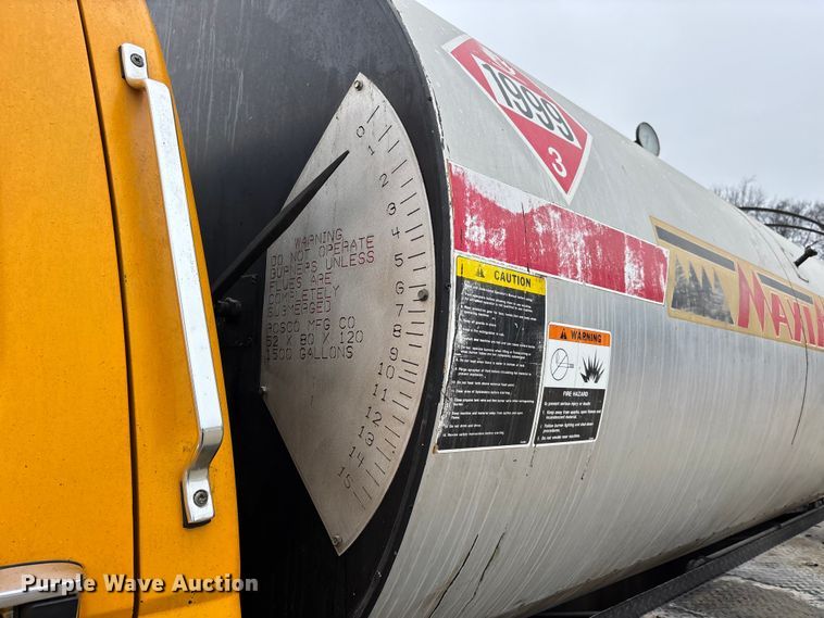 image for item DW7382 1983 Ford F700 oil distributor truck