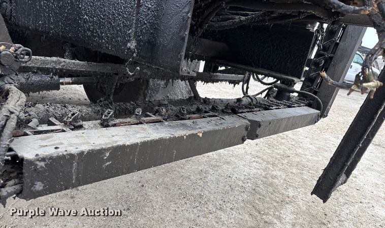 image for item DW7382 1983 Ford F700 oil distributor truck